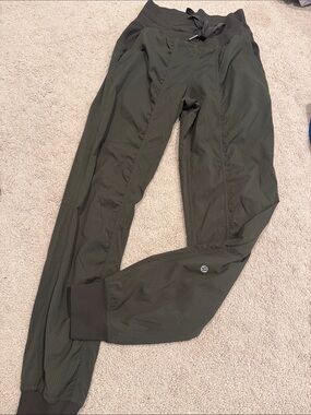 lululemon athletica ladies Olive Green Jogger dance studio Pants sz 2